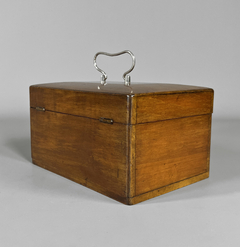 Caja en madera de nogal con herrajes en cromo