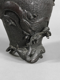 Vaso Chino en bronce empavonado con dragones en relieve en internet