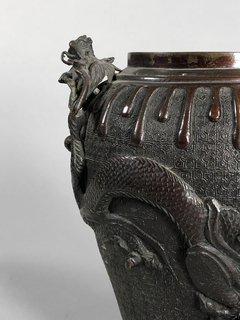 Vaso Chino en bronce empavonado con dragones en relieve - Mayflower