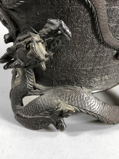 Vaso Chino en bronce empavonado con dragones en relieve