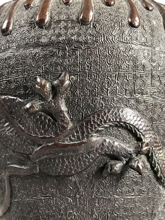 Vaso Chino en bronce empavonado con dragones en relieve - comprar online