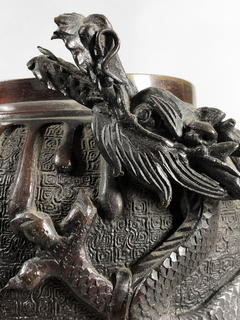 Vaso Chino en bronce empavonado con dragones en relieve - Mayflower