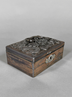 Caja China en metal con figura de dragón en relieve - comprar online
