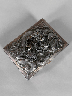 Caja China en metal con figura de dragón en relieve - Mayflower