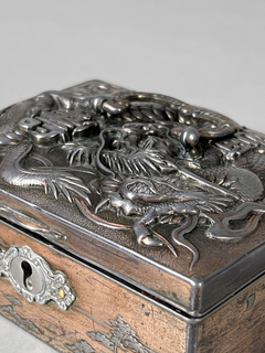 Caja China en metal con figura de dragón en relieve - tienda online
