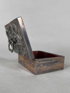 Imagen de Caja China en metal con figura de dragón en relieve