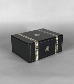 Caja costurero Inglesa ebonizada con aplicaciones Circa 1860 en internet