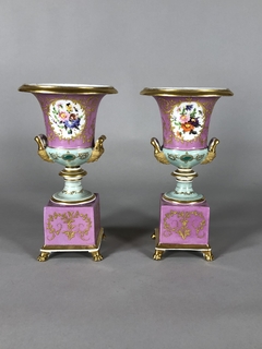 Vasos Medicis en porcelana. Francia, Circa 1850.