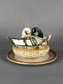 Sopera Italiana en cerámica contemporánea con presentoire