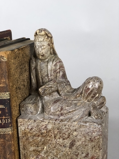Sostiene libros Chino en piedra de jabón. Fin Siglo XVIII en internet
