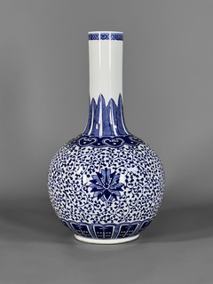 Vaso Chino en porcelana azul y blanca, siglo XX