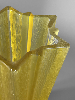 Vaso Art Decó de vidrio prensado en frío amarillo
