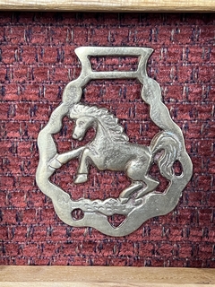 Medallón de bronce cincelado, calado y enmarcado en internet