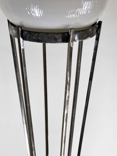 Lámpara de pie en hierro, mármol y opalina Francesa en internet