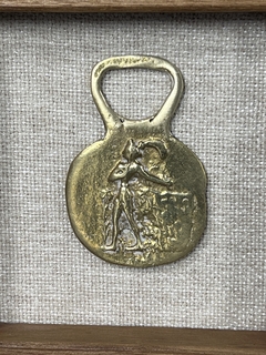 Imagen de Medallón de bronce cincelado, calado y enmarcado