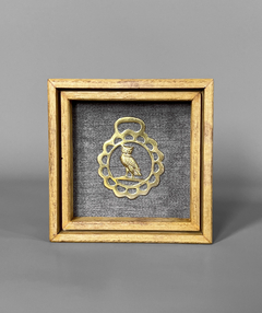 Medallón de bronce cincelado, calado y enmarcado