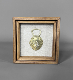Medallón de bronce cincelado, calado y enmarcado