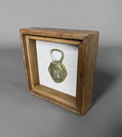 Medallón de bronce cincelado, calado y enmarcado - comprar online