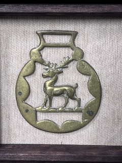Medallón de bronce cincelado, calado y enmarcado en internet