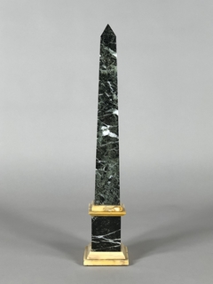 Obelisco Imperio en mármol verde Alpe