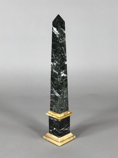 Obelisco Imperio en mármol verde Alpe - comprar online