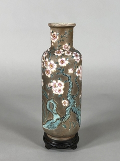 Vaso porcelana con motivo de ramas, flores y hojas