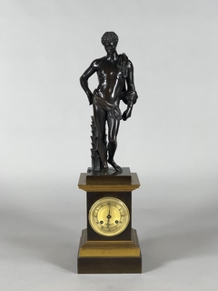 Reloj de apoyo francés con caja y escultura de bronce
