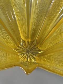 Imagen de Centro Art Decó vidrio prensado en frío amarillo