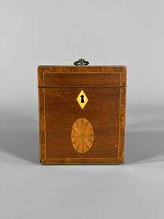 Caja cubo en madera con marqueterie, crossband y herraje en su tapa - comprar online