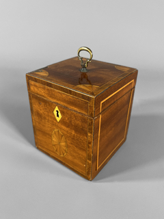 Caja cubo en madera con marqueterie, crossband y herraje en su tapa