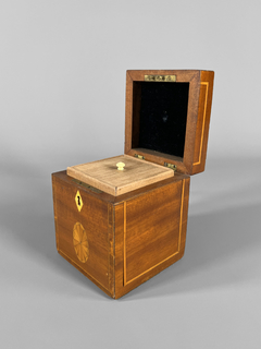 Caja cubo en madera con marqueterie, crossband y herraje en su tapa en internet
