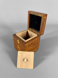 Caja cubo en madera con marqueterie, crossband y herraje en su tapa - Mayflower
