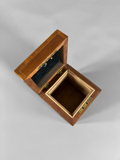 Caja cubo en madera con marqueterie, crossband y herraje en su tapa - tienda online