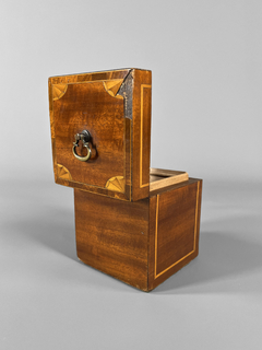 Imagen de Caja cubo en madera con marqueterie, crossband y herraje en su tapa