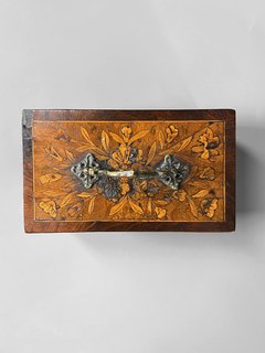 Caja de madera con marqueterie y herrajes en bronce