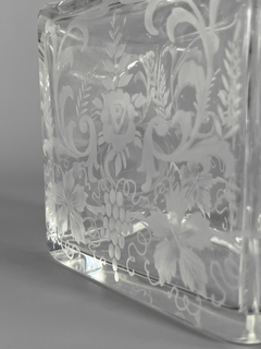 Botellón de cristal Francés con decoración de hojas y uvas grabado al ácido. - tienda online