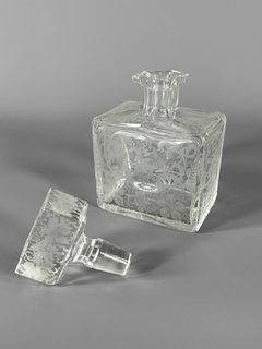 Botellón de cristal Francés con decoración de hojas y uvas grabado al ácido.
