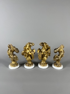 Finiales italianas en madera tallada y dorada con base en mármol