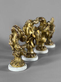 Finiales italianas en madera tallada y dorada con base en mármol - comprar online