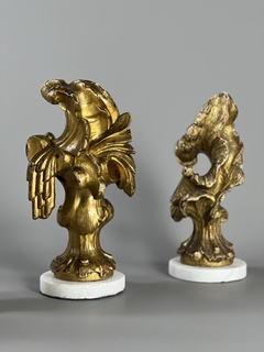 Finiales italianas en madera tallada y dorada con base en mármol en internet
