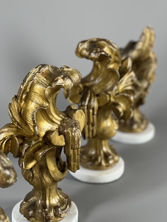 Finiales italianas en madera tallada y dorada con base en mármol - Mayflower