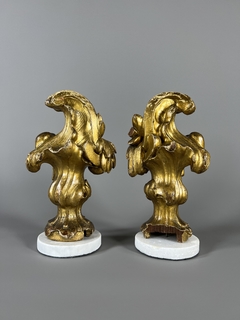 Finiales italianas en madera tallada y dorada con base en mármol - tienda online