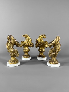 Imagen de Finiales italianas en madera tallada y dorada con base en mármol
