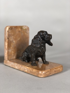 Sostiene libros escultura de perros en bronce y mármol - Mayflower