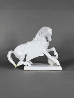 Escultura de caballo en cerámica blanca