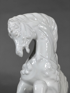 Escultura de caballo en cerámica blanca en internet