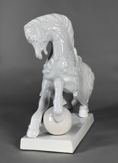 Escultura de caballo en cerámica blanca - Mayflower