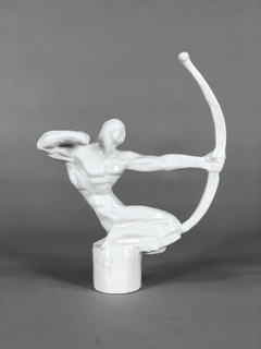 Escultura figura mitológica en cerámica esmaltada blanca