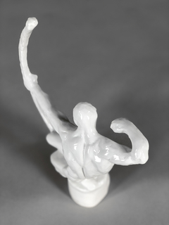 Escultura figura mitológica en cerámica esmaltada blanca en internet