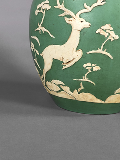 Potiche Oriental en cerámica verde con decoración en relieve - comprar online